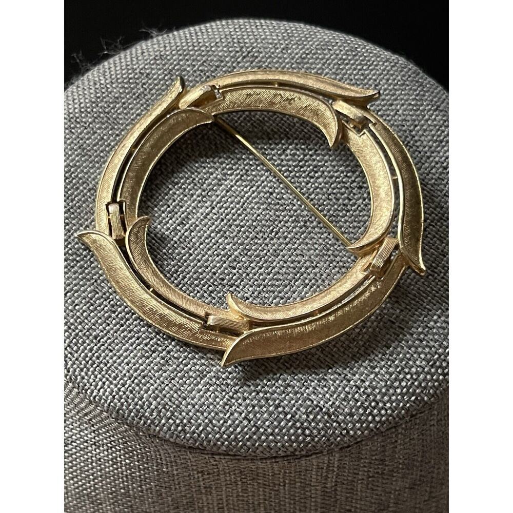 Vintage Brooch Pin Wreath Gold Tone Cocktail Career Office Business Workwear